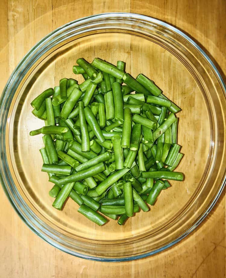 snapped green beans in a glass bowl